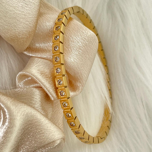 Blanche Bangle