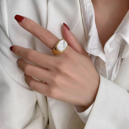 Signet Black & White